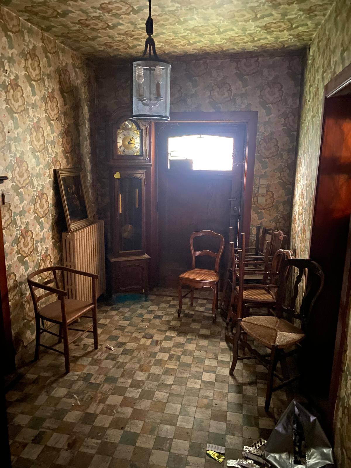 Mobilier ancien evalue lors d'un vide maison